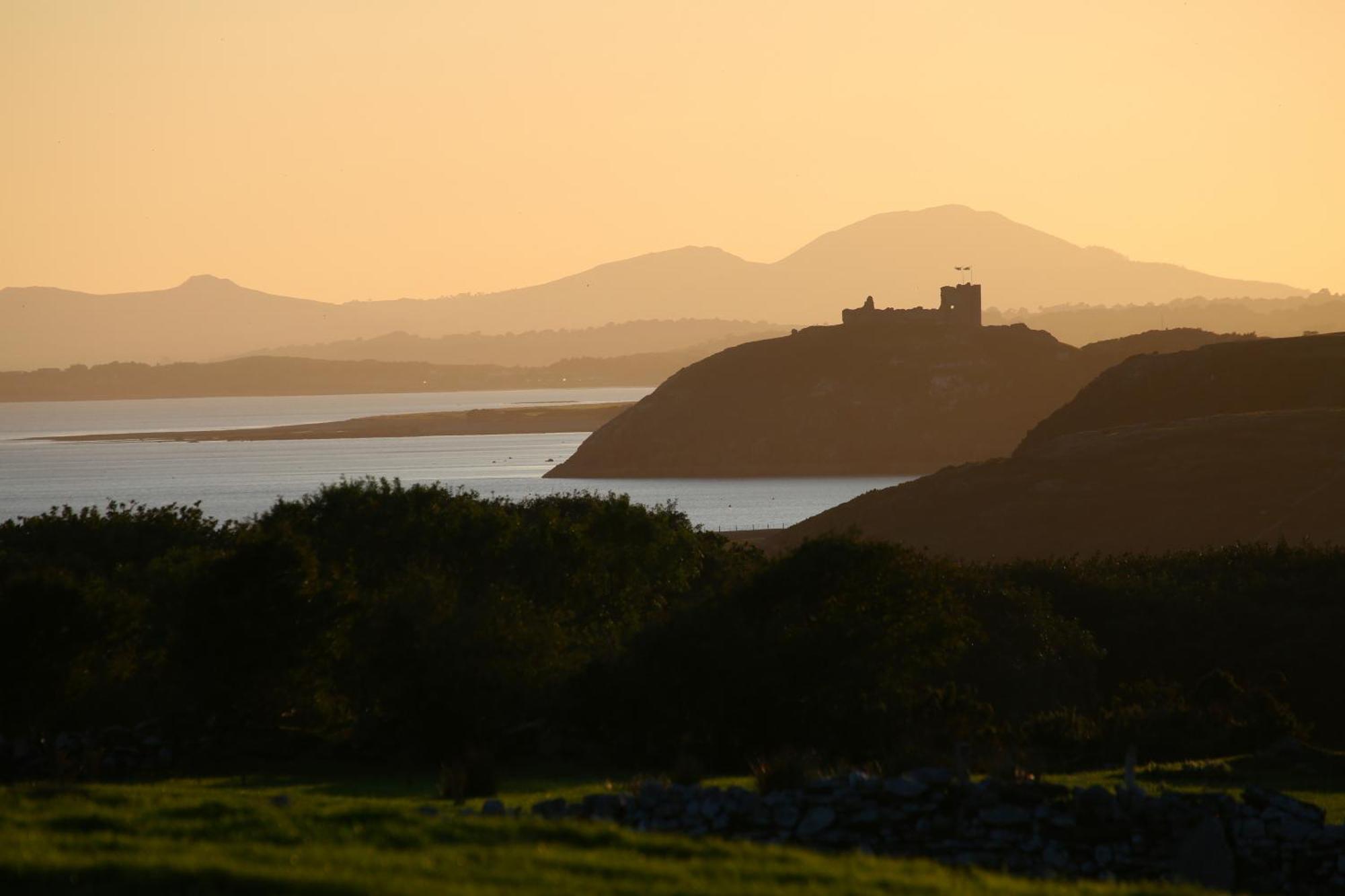Glan Y Mor, Sleeps 20, 8 Bedrooms, 8 Bathrooms, Seafront, Крикийт Екстериор снимка